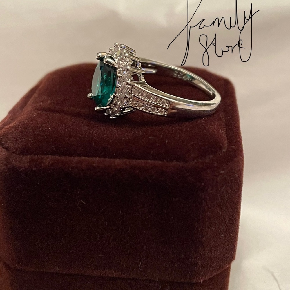 Emerald Green wedding ring - Picture 4 of 8